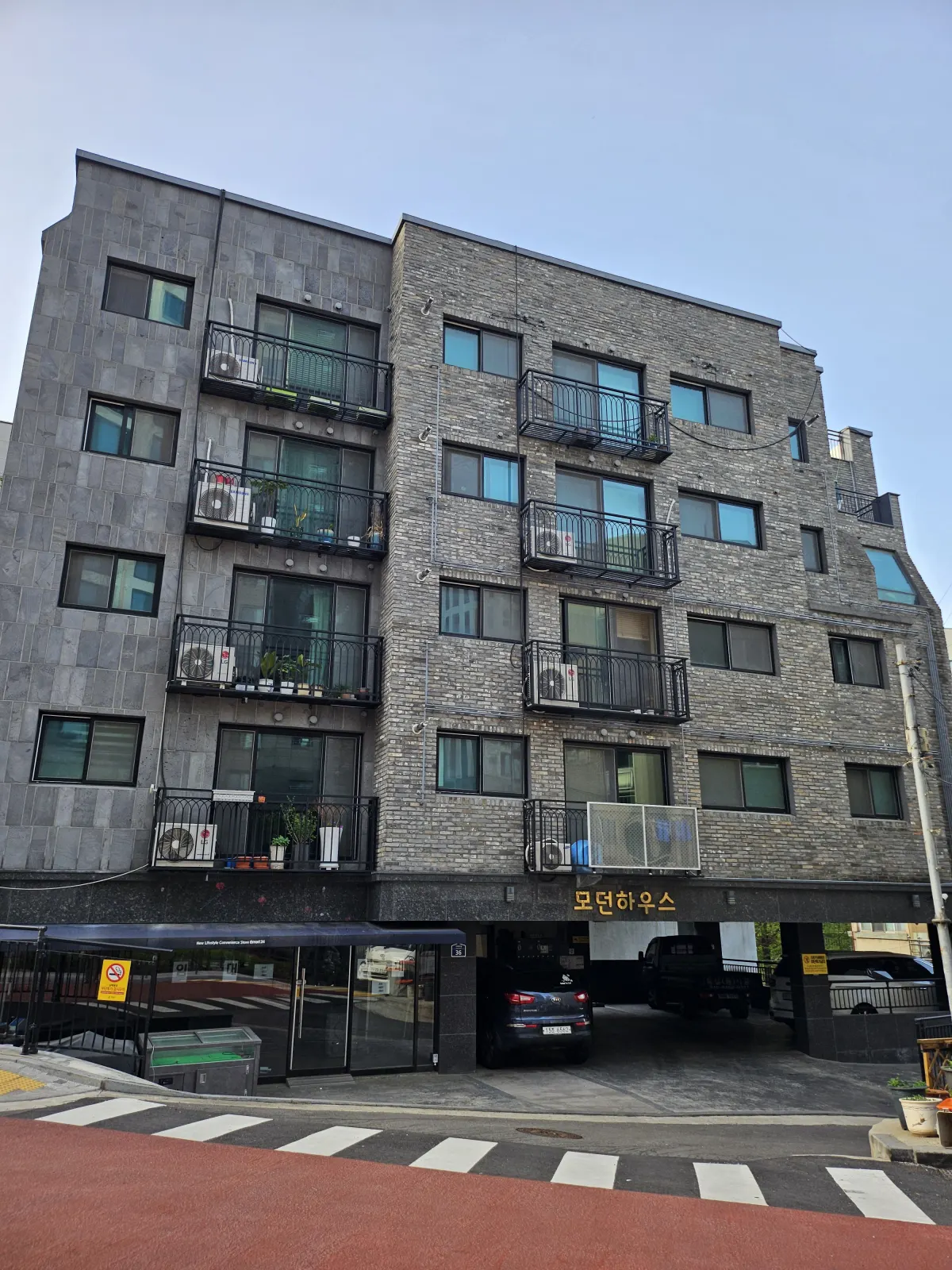 우수관 배관 시공 사진 3 — 외벽 우수관 라인
